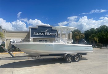 2015 Robalo 246 Cayman  Boat